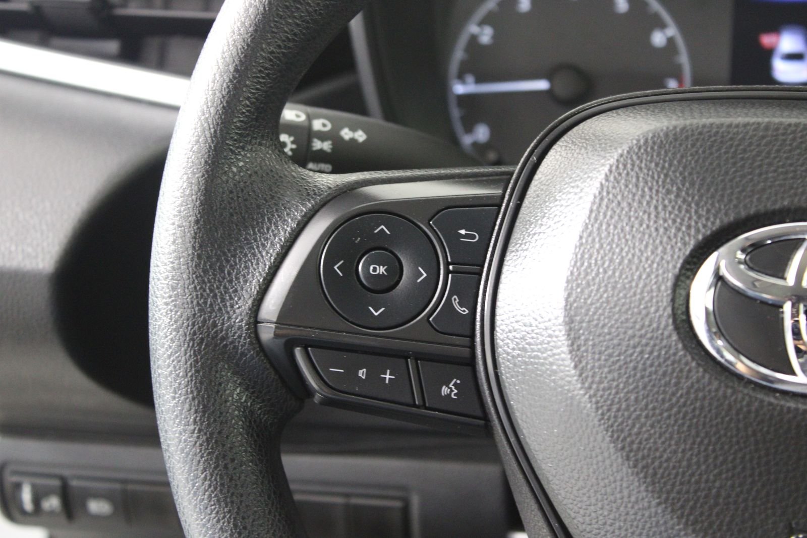 Used 2025 White Toyota LE image 19