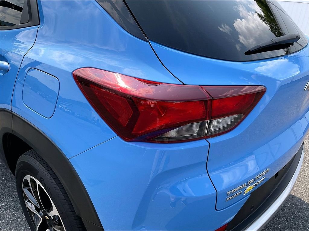 Used 2024 Fountain Blue Chevrolet LT image 31