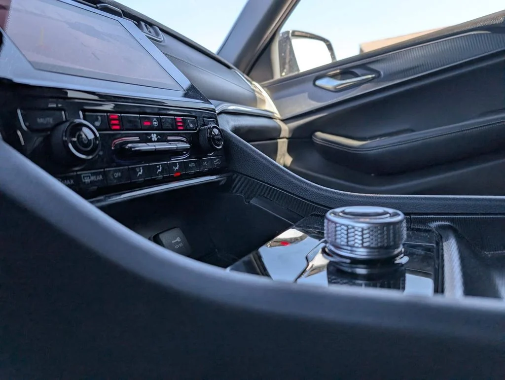 Used 2025 Silver Jeep Altitude image 25