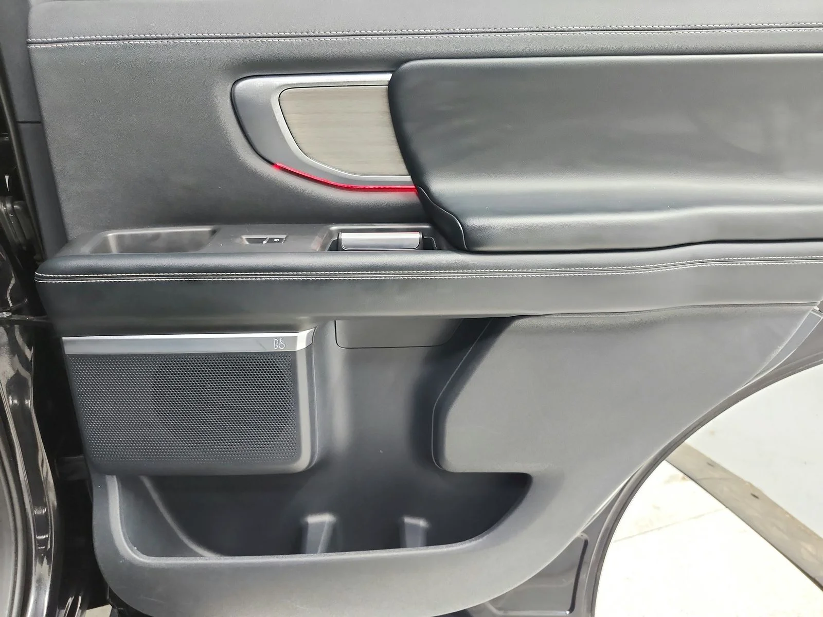 Used 2025 Agate Black Metallic Ford Platinum image 46