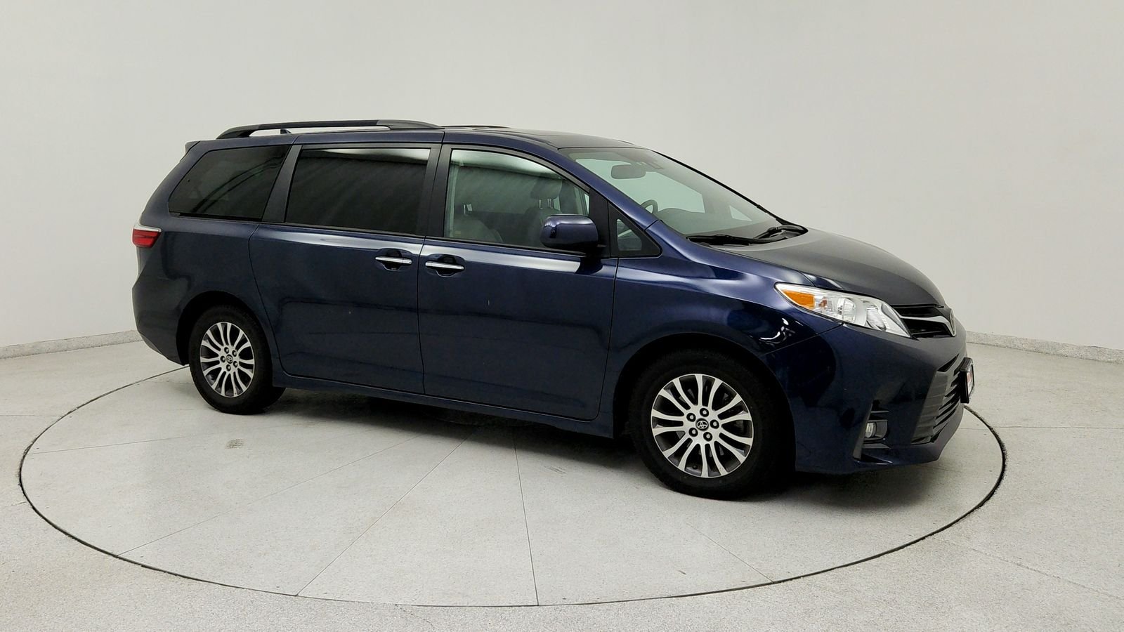 Used 2019 Beige Toyota XLE Premium image 9