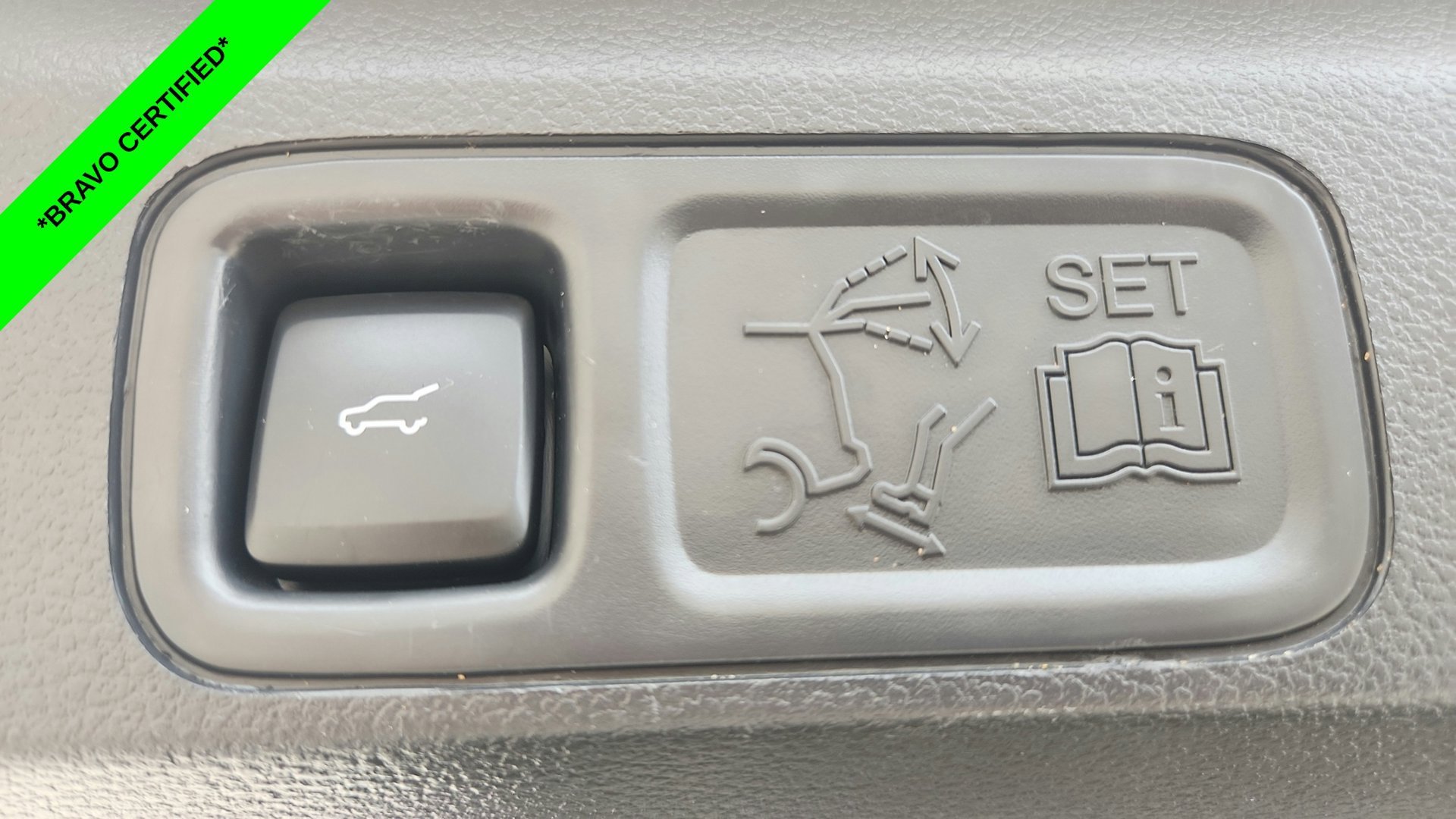 Used 2022  Ford Limited image 32