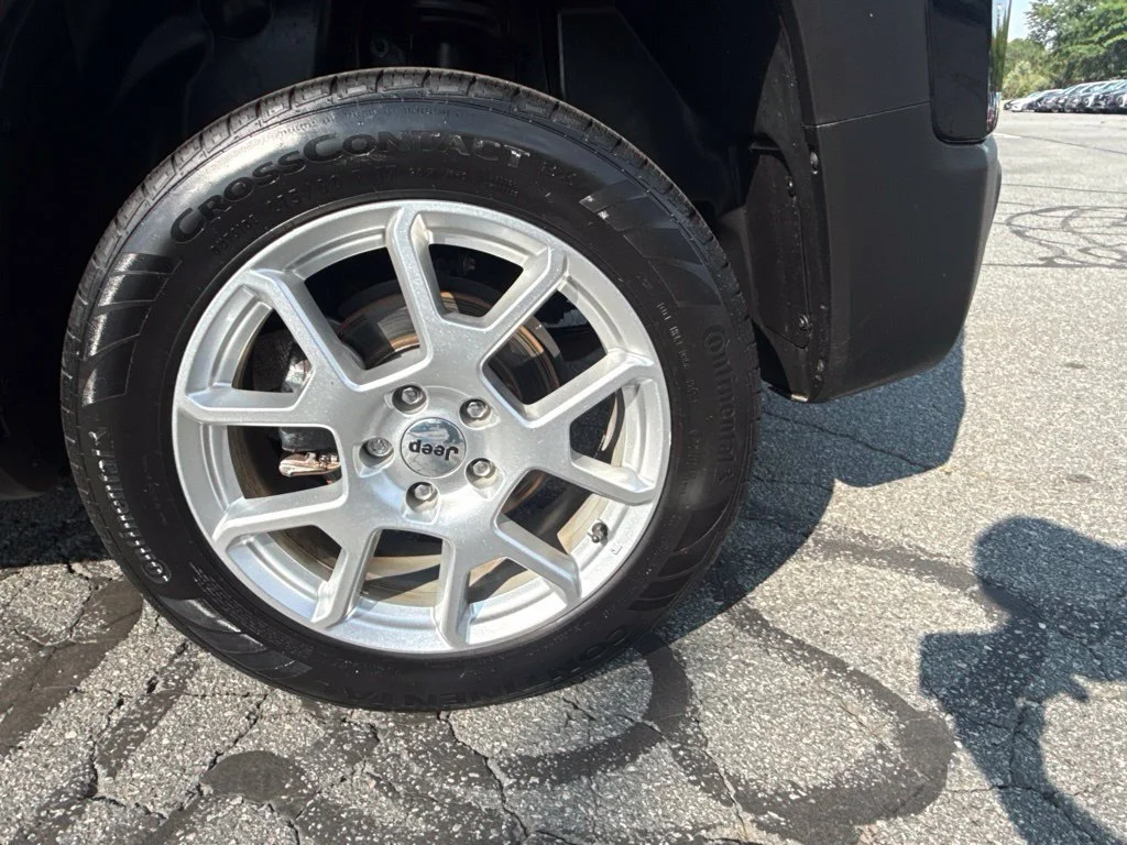 Used 2022 Black Jeep Latitude image 16