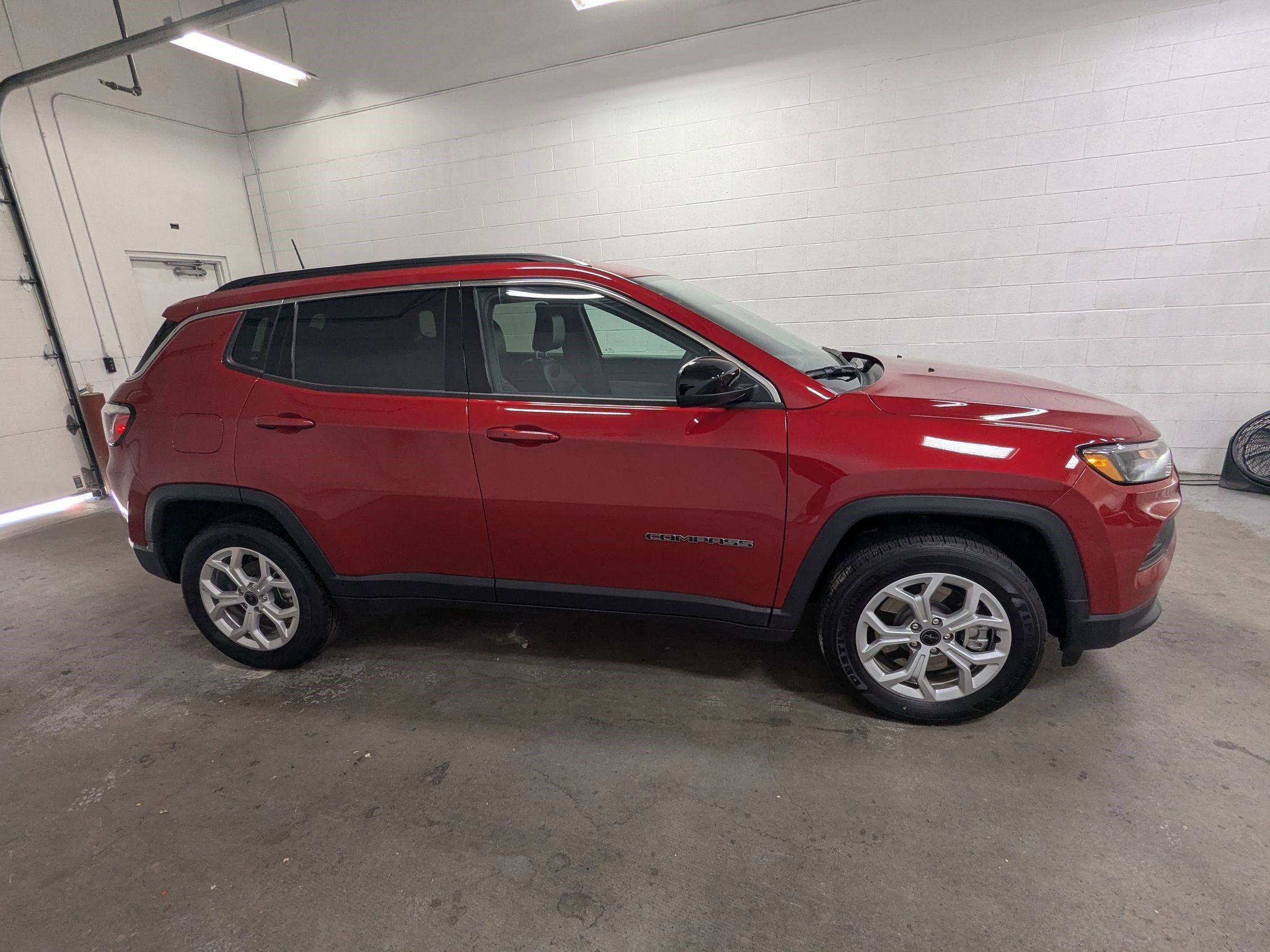 New 2026 Red Hot Pearl-Coat Exterior Paint Jeep Latitude image 3