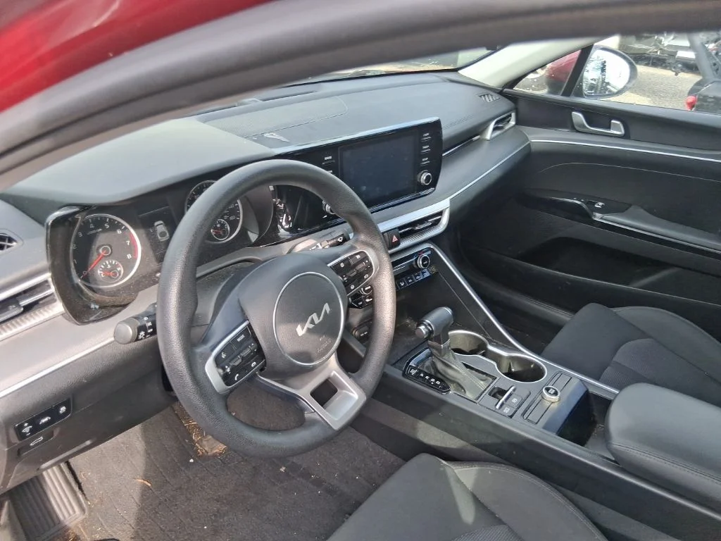 Used 2023 Red Kia LXS image 9