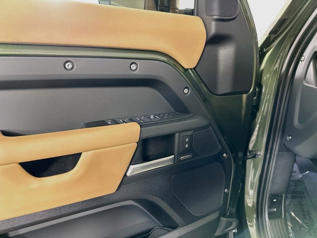 New 2026 Woolstone Green LAND ROVER X-Dynamic SE image 23