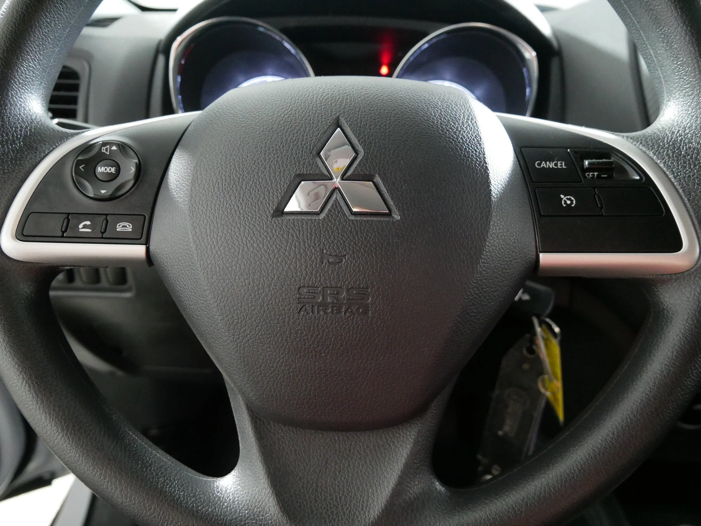 Used 2025 White Diamond Mitsubishi ES image 25