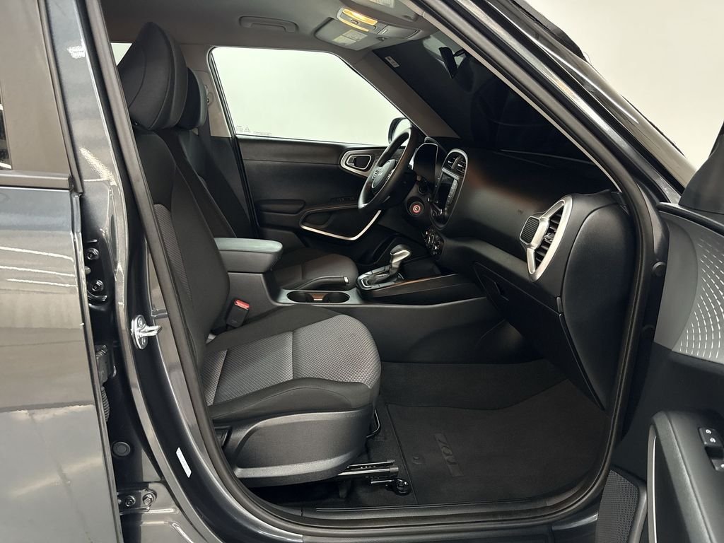 Used 2025  Kia LX image 17