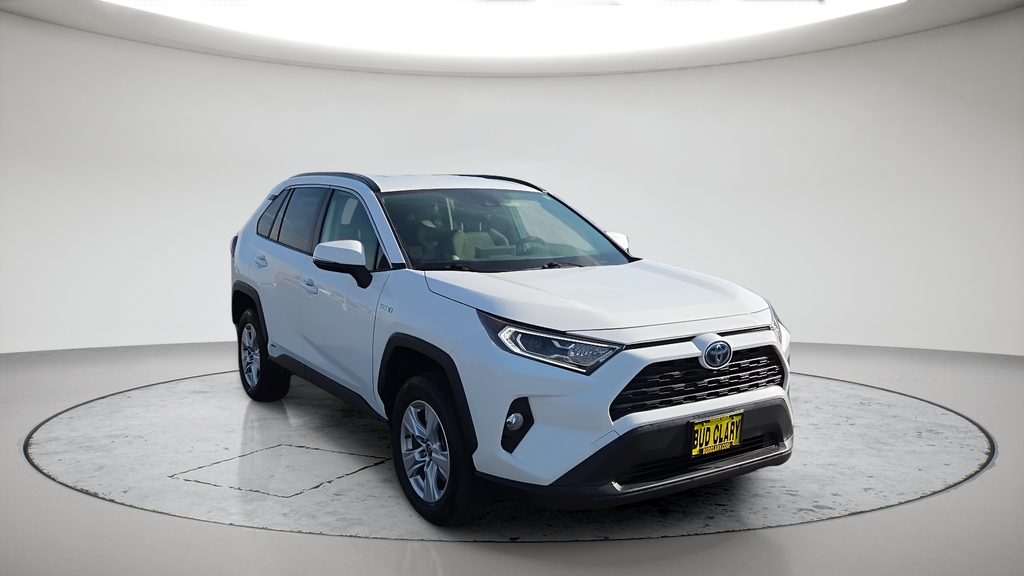 Used 2021 White Toyota XLE image 3