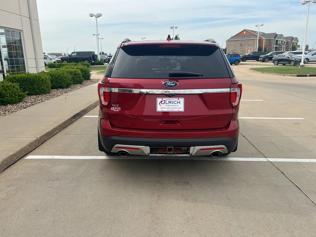 Used 2017 Ruby Red Metallic Tinted Clearcoat Ford XLT image 7