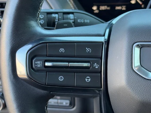 Used 2025 White Frost Tricoat GMC Denali Ultimate image 30