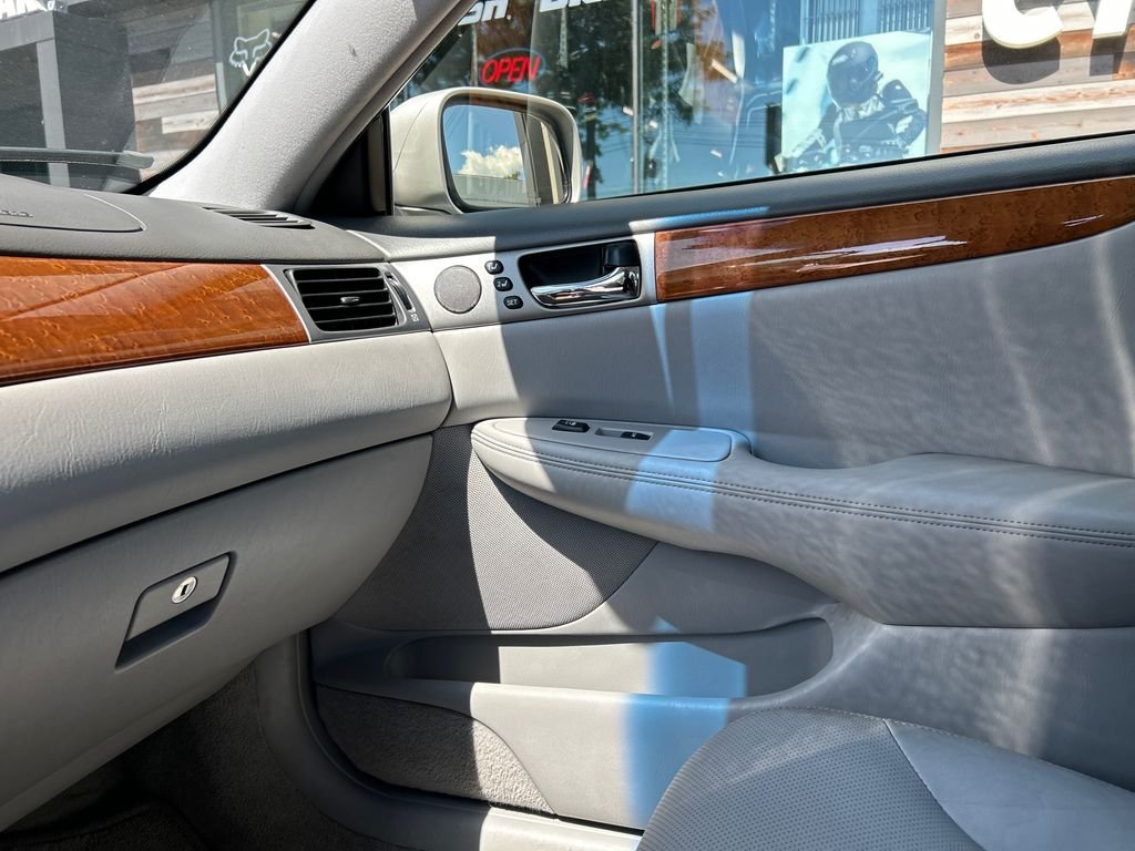 Used 2005  Lexus 330 image 19