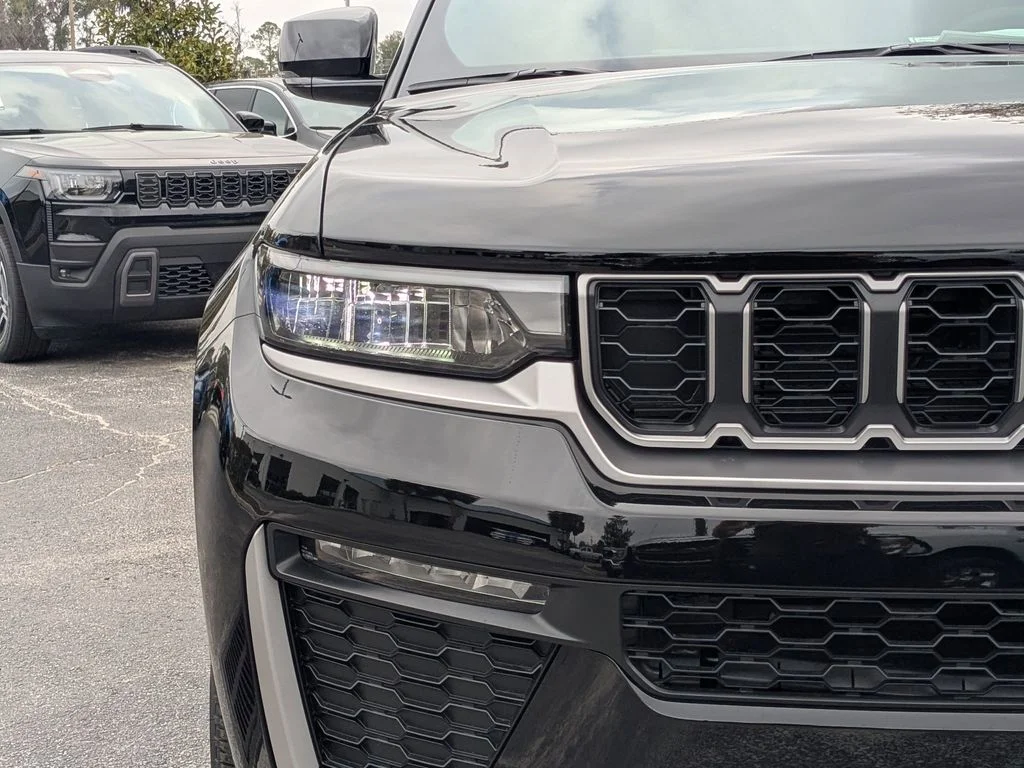 New 2026 Diamond Black Crystal Pearl-Coat Exterior Paint Jeep Limited image 10