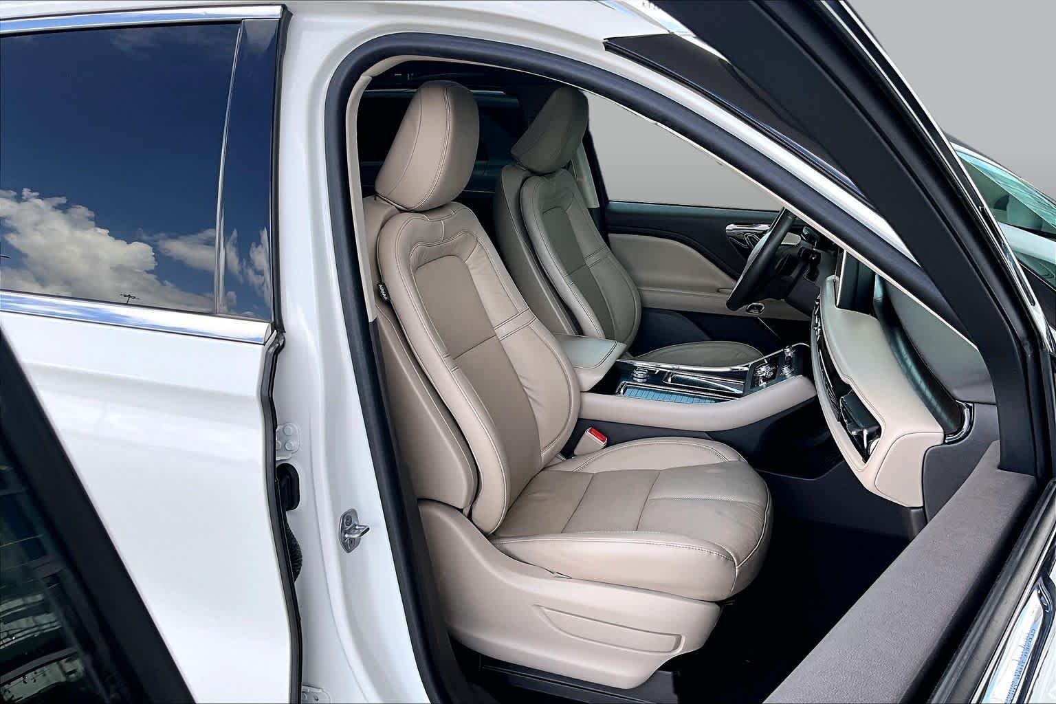 Used 2023 Pristine White Metallic Tri-Coat Lincoln Reserve image 9