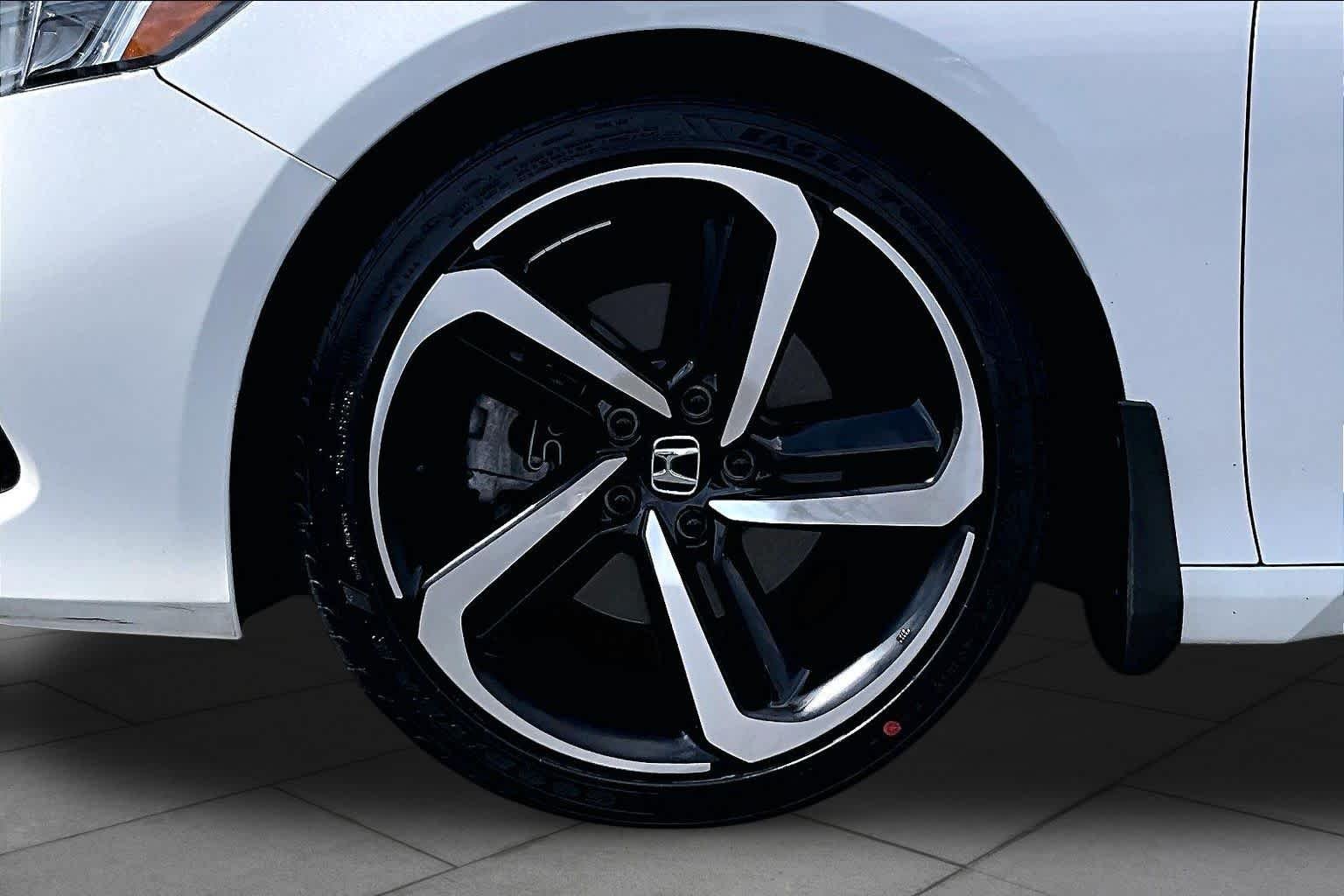Used 2022 Platinum White Pearl Honda Sport SE image 10