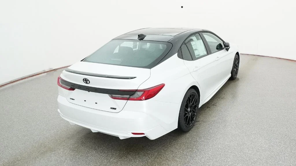 New 2026 Wind Chill Pearl with Midnight Black Metallic roof Toyota XSE image 3