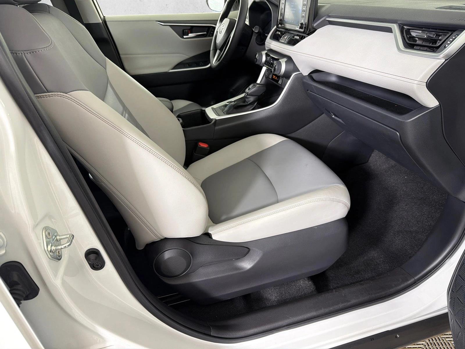 Used 2022  Toyota Hybrid XLE Premium image 14