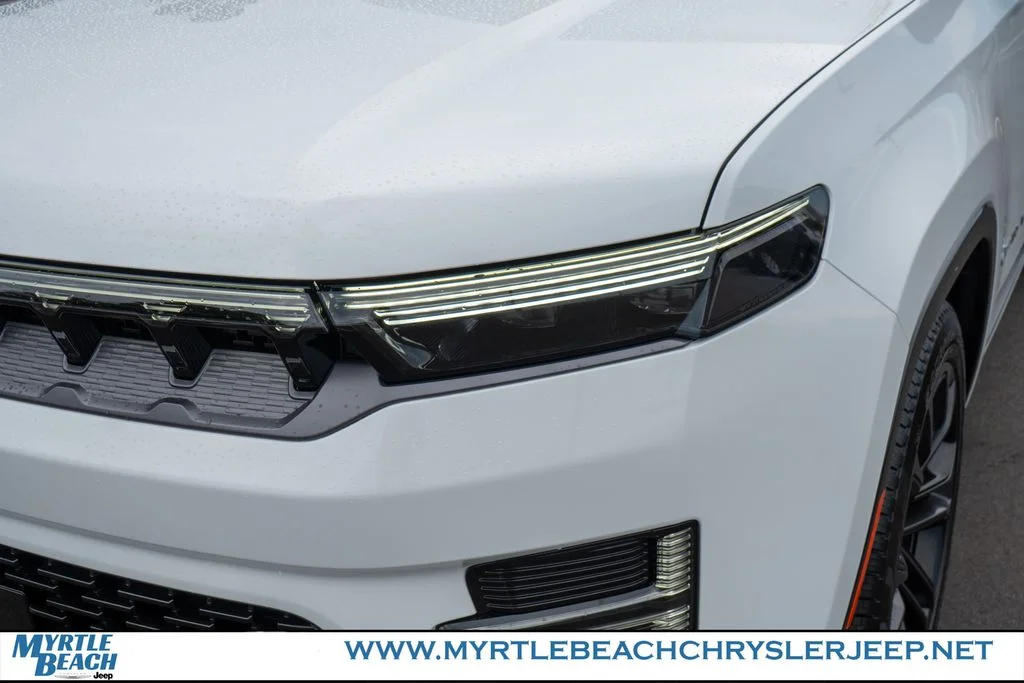 New 2026 Bright White Clear-Coat Exterior Paint Jeep Summit Reserve image 9
