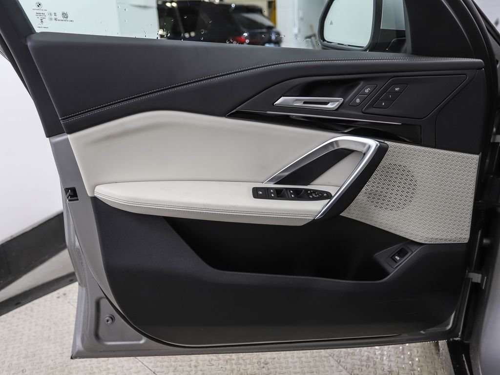 Used 2026 Silver Metallic BMW xDrive28i image 9