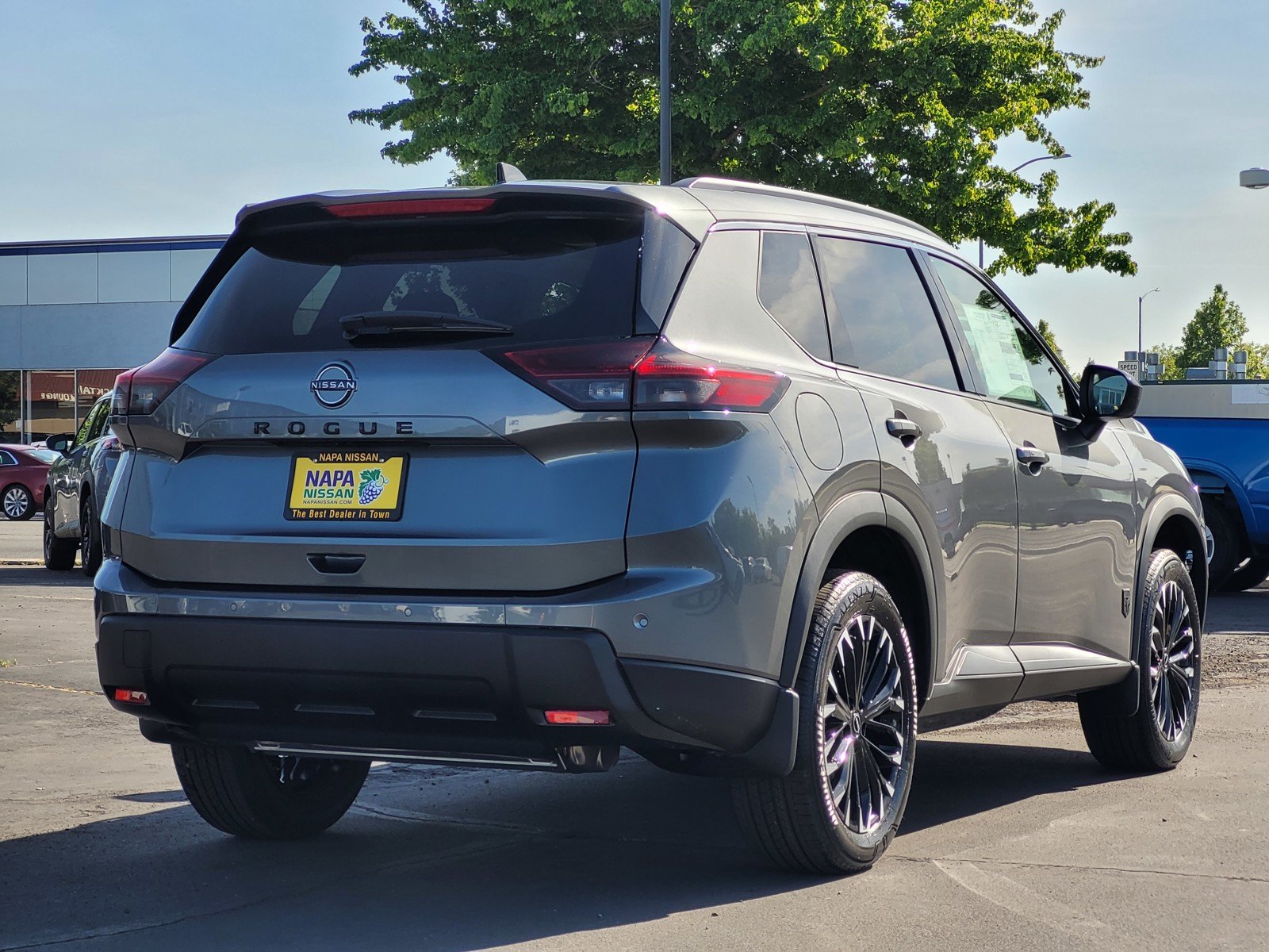 2026 Nissan Rogue Dark Armor - Photo 5