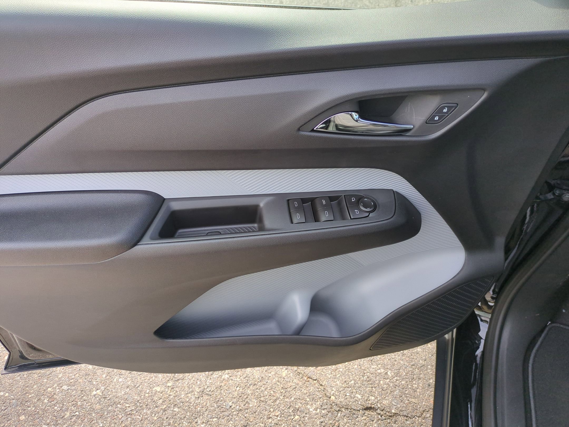 New 2027 Mosaic Black Metallic Chevrolet LT image 24