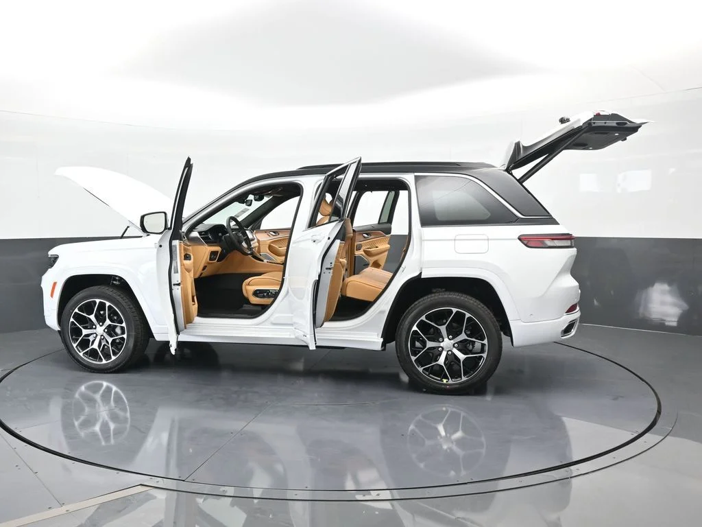 New 2025 Bright White Clear-Coat Exterior Paint Jeep Summit Reserve image 78