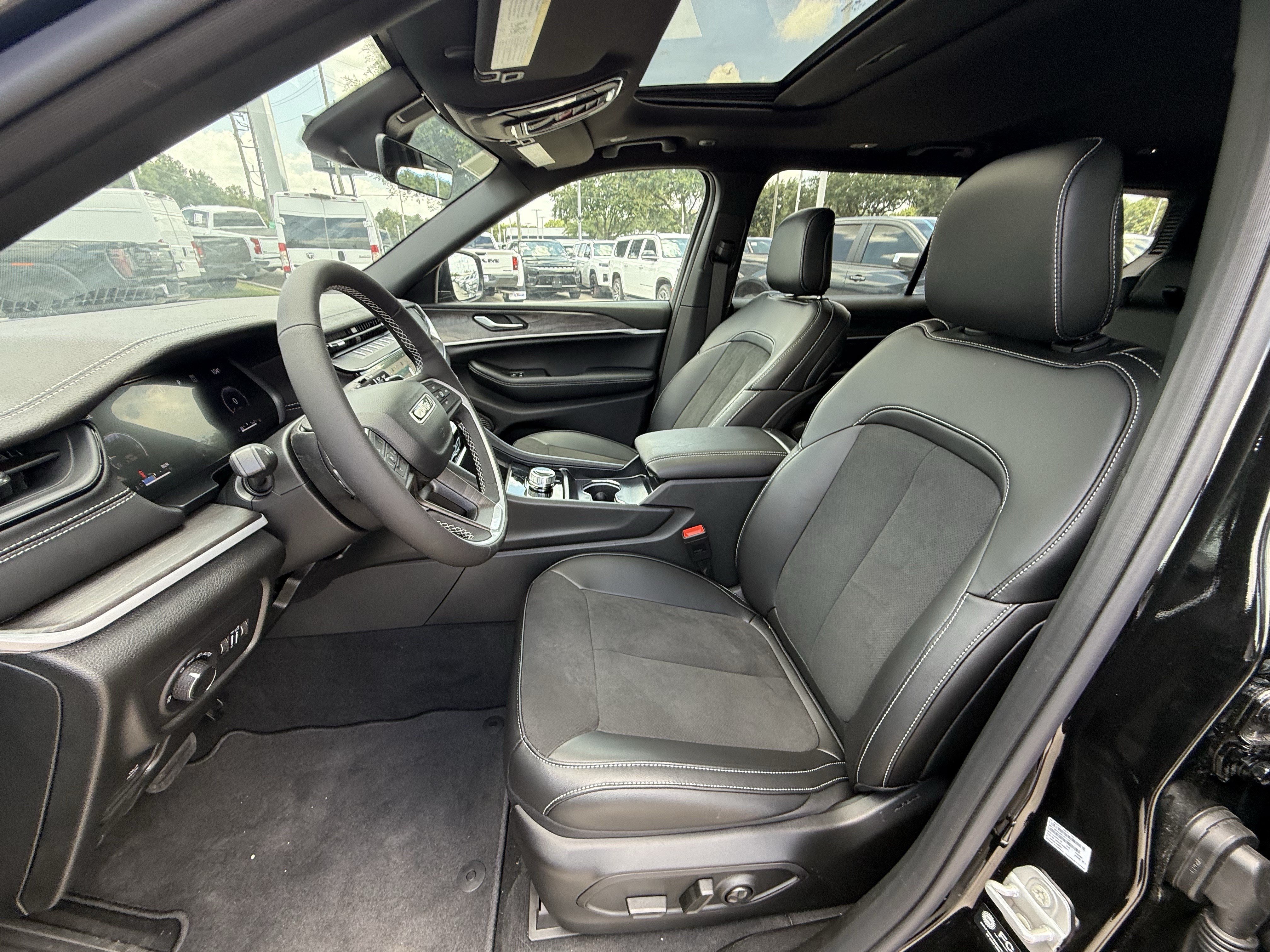 New 2026 Diamond Black Crystal Pearlcoat Jeep Laredo Altitude image 17