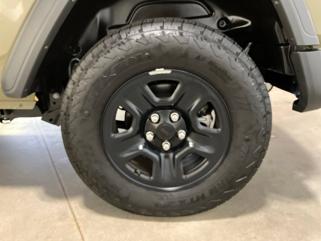 Used 2025 41 Jeep Sport image 25