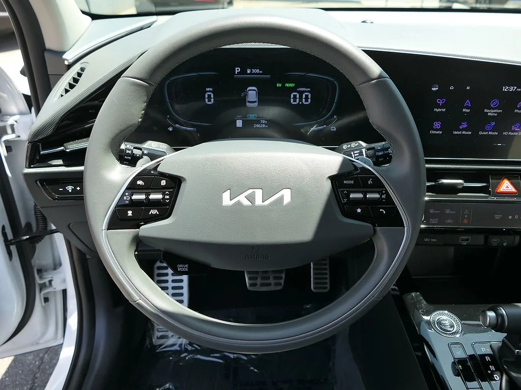 Used 2024 White Kia EX Touring image 17