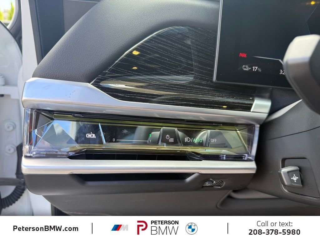 Used 2025 Mineral White Metallic BMW xDrive60 image 28