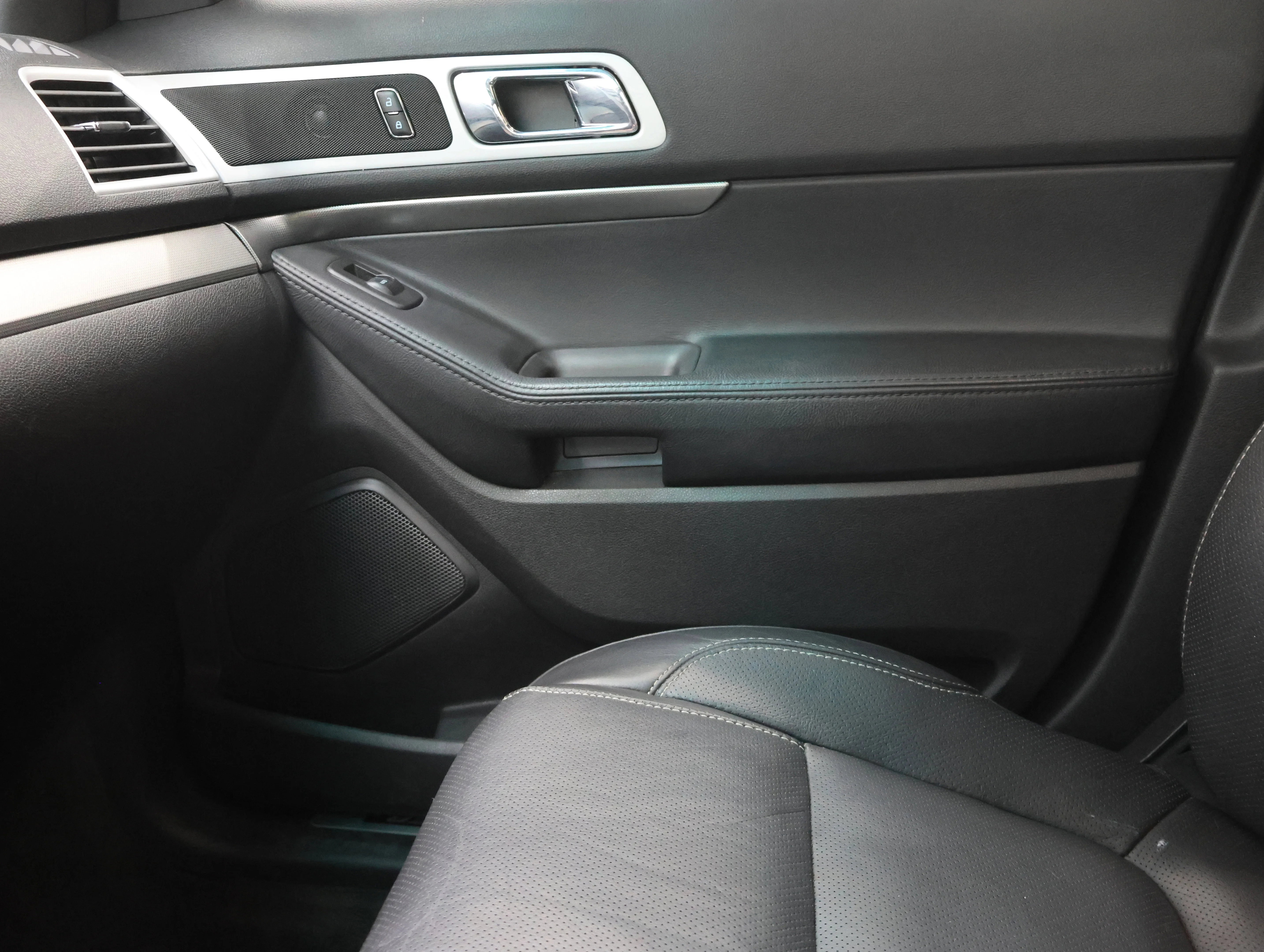 Used 2015 Magnetic Metallic Ford Sport image 13