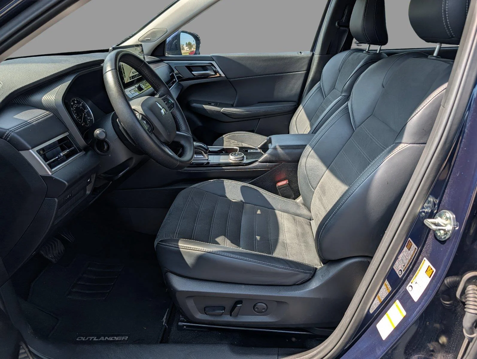 Used 2025 Cosmic Blue Metallic Mitsubishi SE image 10