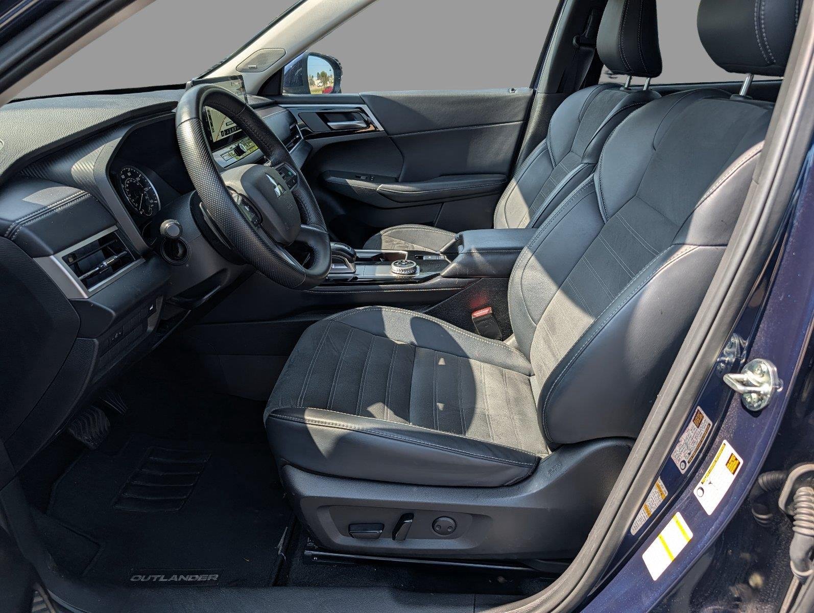 Used 2025 Cosmic Blue Metallic Mitsubishi SE image 10