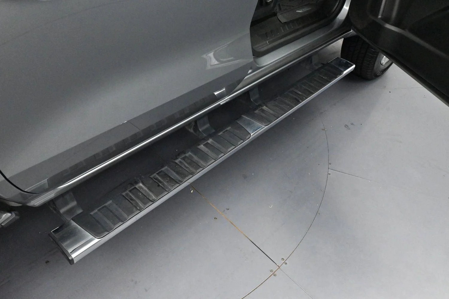 Used 2023 Sterling Metallic GMC Denali image 9