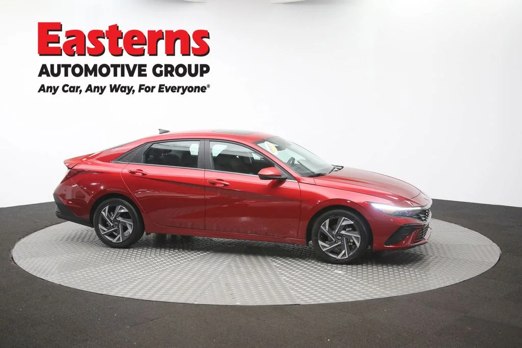 Used 2025 Red Hyundai SEL Convenience image 48