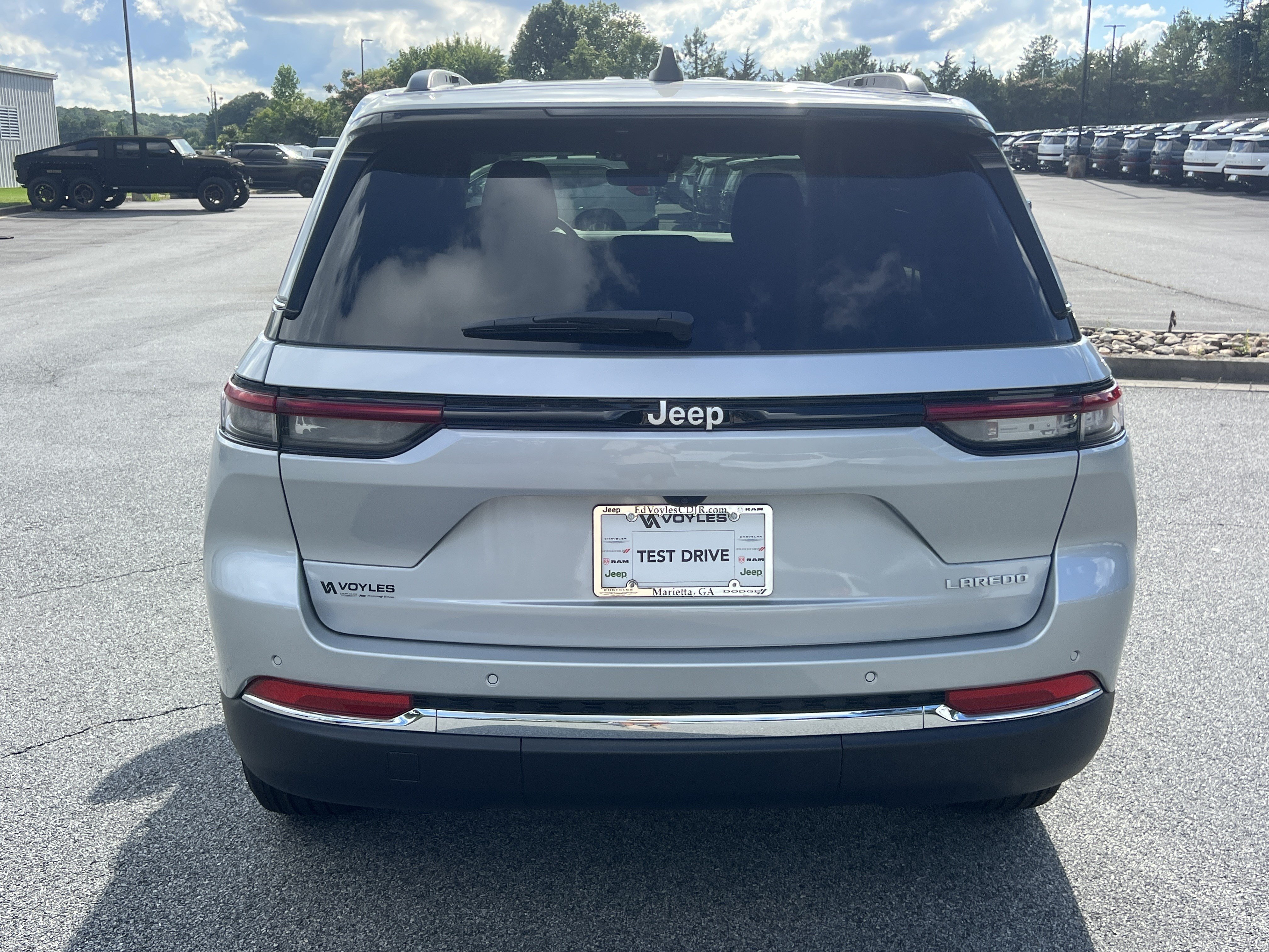 New 2026 Silver Zynith Exterior Paint Jeep Laredo image 7