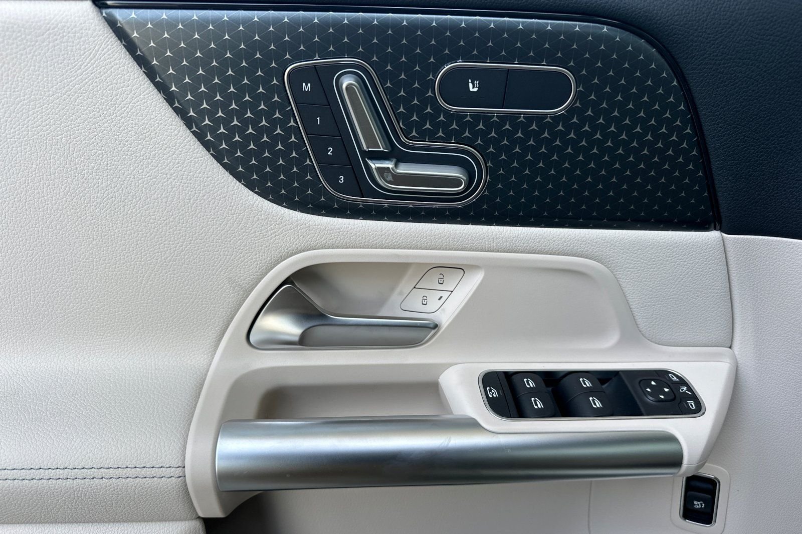 New 2026 White Mercedes-Benz GLA 250 image 11