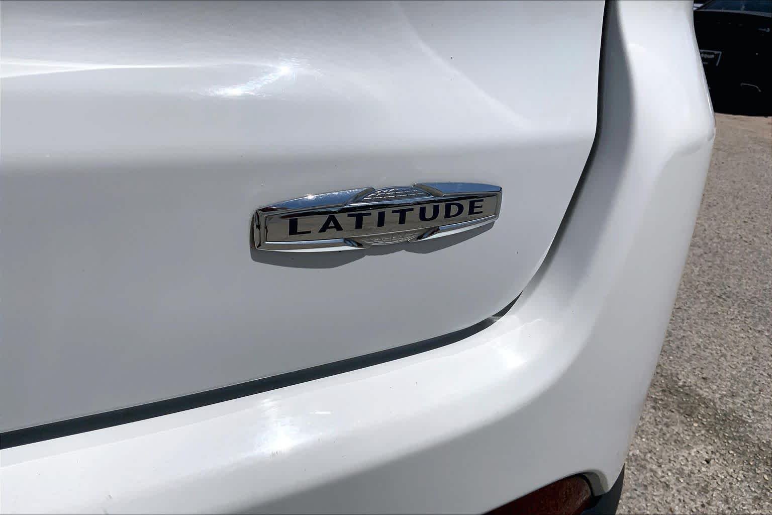 Used 2023 Bright White Clearcoat Jeep Latitude image 30