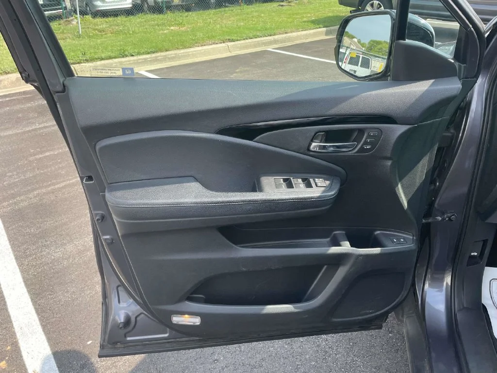 Used 2017  Honda Touring image 15