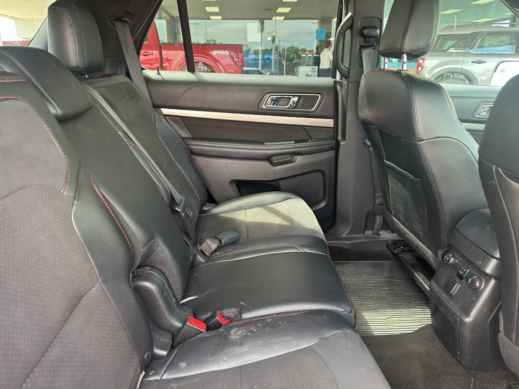 Used 2018 White Platinum Metallic Tri-Coat Ford XLT image 5