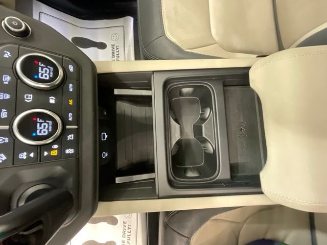 Used 2024 White Land Rover X-Dynamic SE image 17