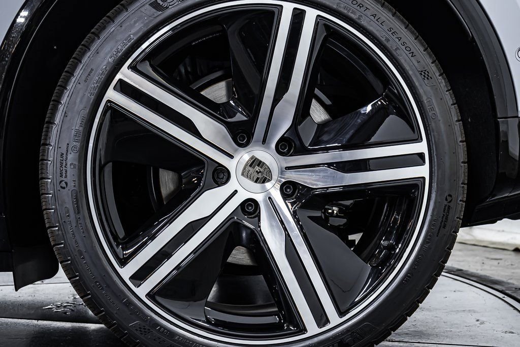 2025 Porsche Macan Turbo Electric - Photo 25