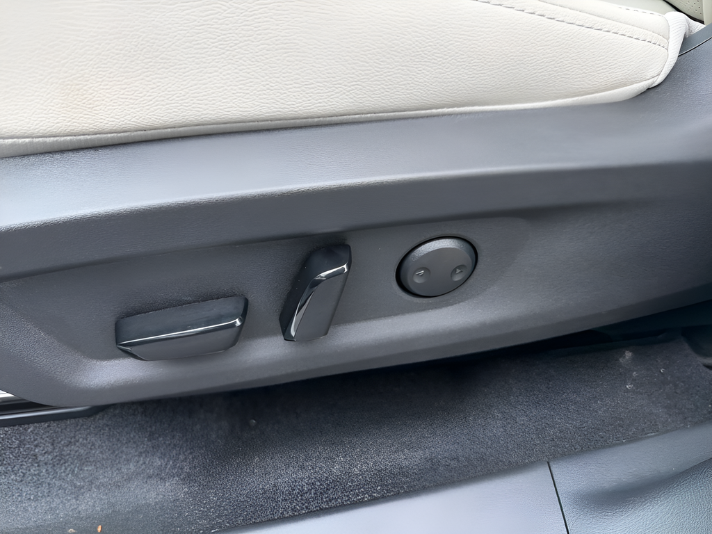 New 2026 White Nissan SL image 17