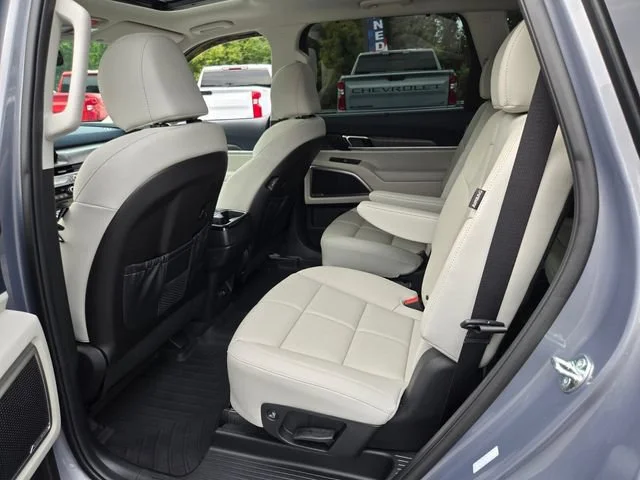 Used 2025 Everlasting Silver Kia EX image 14