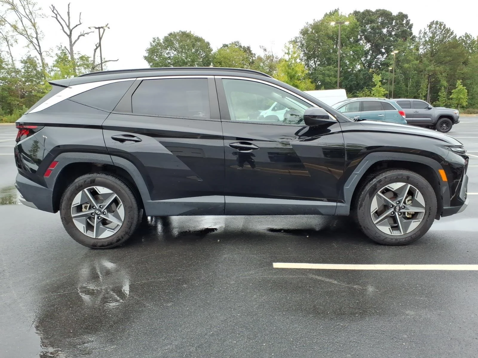 Used 2025 Phantom Black Hyundai SEL image 11