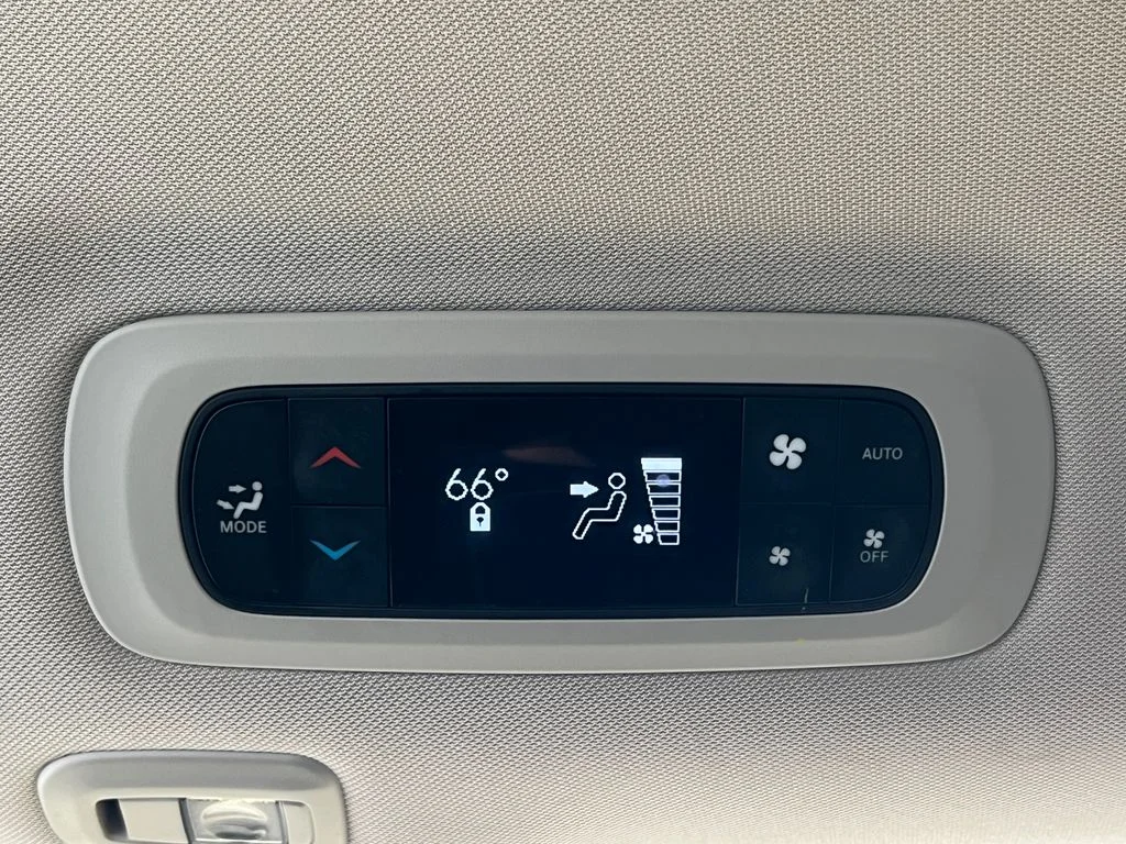 Used 2023 White Chrysler Limited image 38