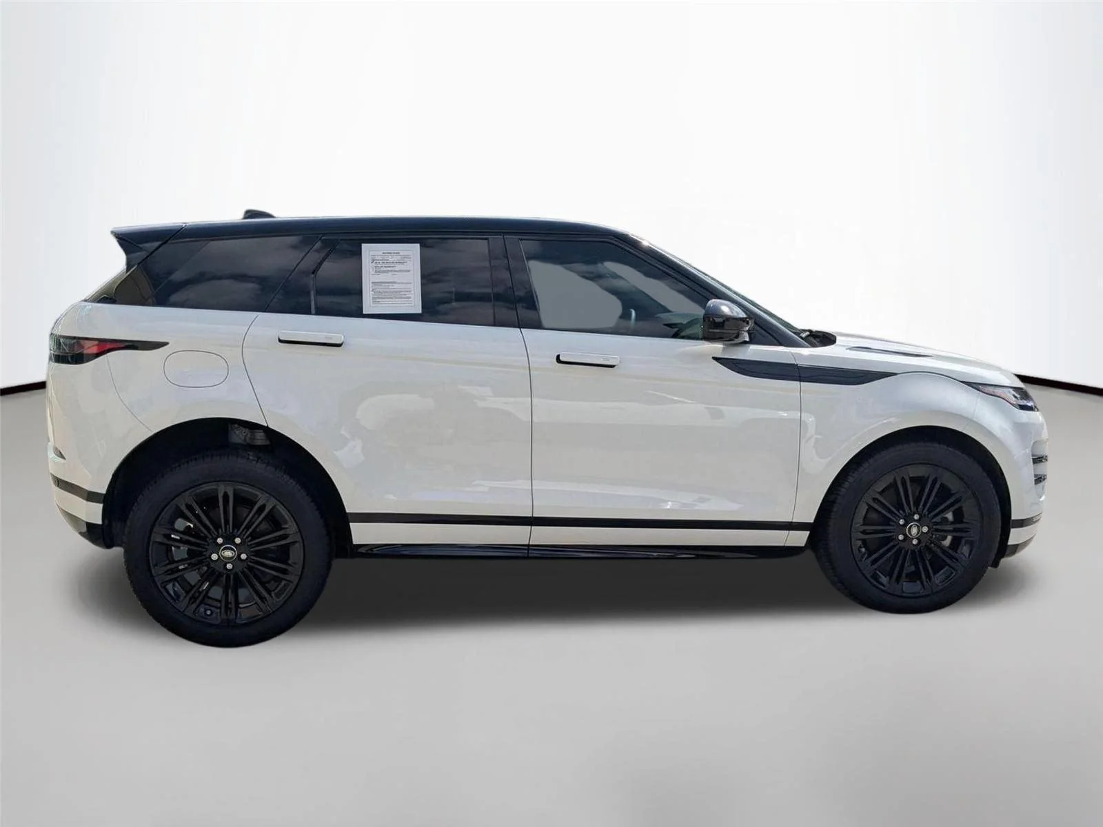 Used 2025 Fuji White Land Rover Dynamic SE image 3