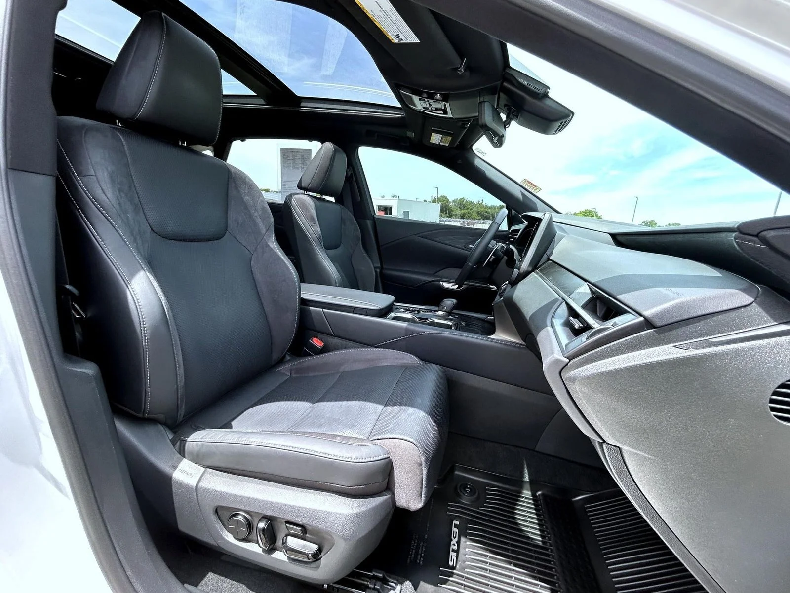 Used 2024 White Lexus 350 Luxury image 16