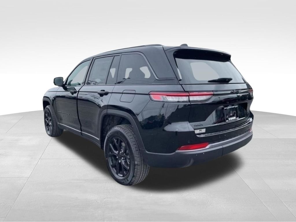 New 2026 Diamond Black Crystal Pearl-Coat Exterior Paint Jeep Altitude image 3