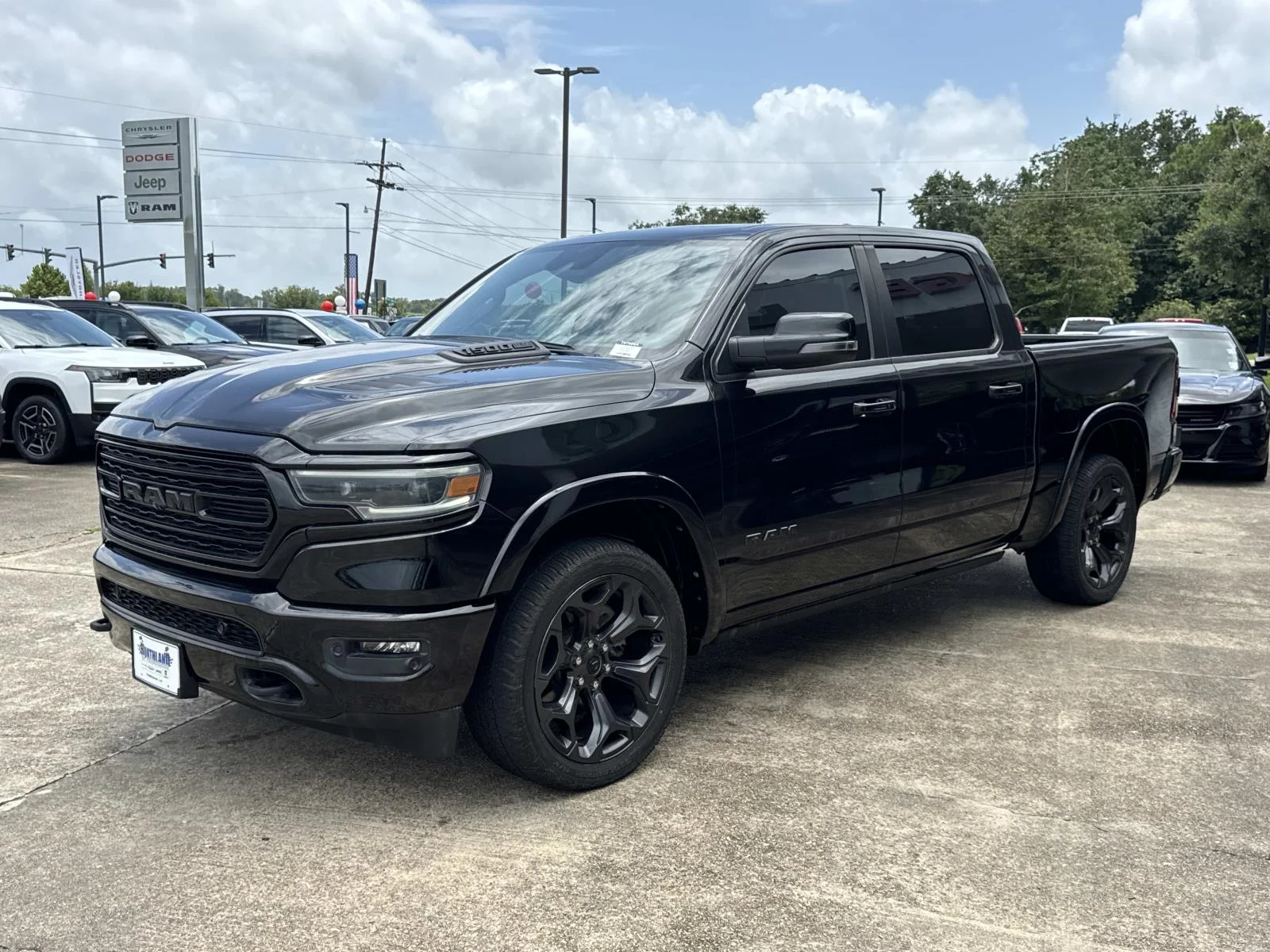 Used 2023 DIAMOND BLACK CRYSTAL PEARLCOAT Ram Limited image 3